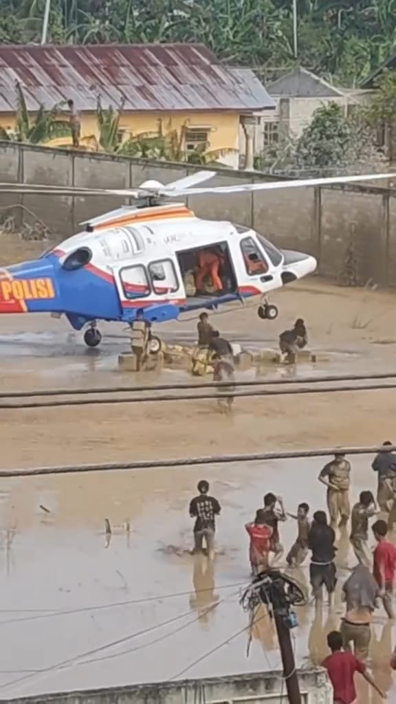 Momen Menegangkan Helikopter Polri Terbang Rendah Berhasil Drop Bantuan ke Aceh Tamiang